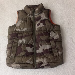 Old Navy Camo puffer Vest Size X-Small (5)